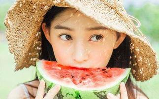 精致的女人吃瓜,瓜果时光里的优雅生活态度