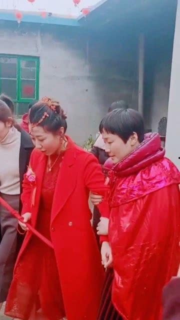 新郎在旁边吃瓜,场面温馨又搞笑