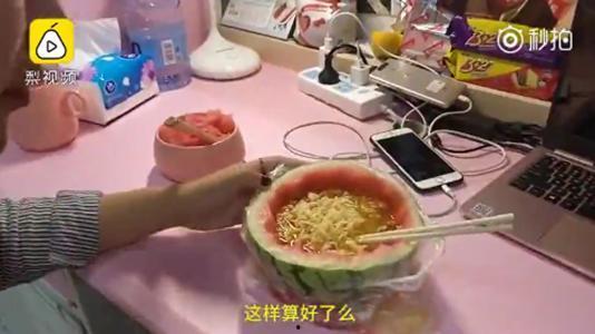 小说吃瓜吃方便面