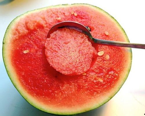 用勺子刮瓜吃,尽享夏日清凉——勺子刮瓜的独特魅力