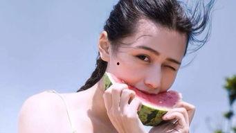 精致的女人吃瓜,瓜果时光里的优雅生活态度